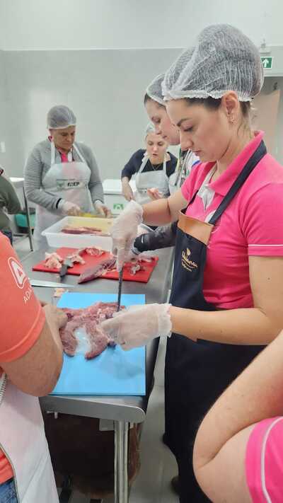 Núcleo Feminino Coprossel participa de curso sobre a arte do churrasco